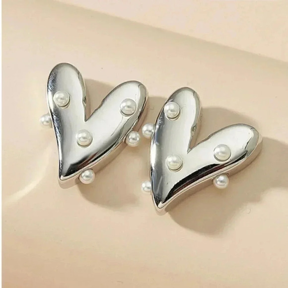Silver tone pearl detail heart shape studs chic trendy cute - Picture 3 of 3